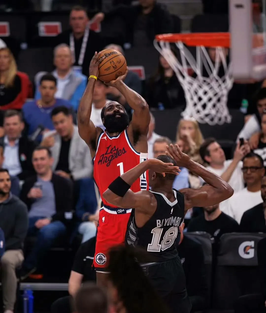 赛地聚焦：法甲窗口期热度飙升，洛杉矶快船扳平良机，引发热议，临场指挥获称赞(2425赛季新赛季法甲夺冠赔率)-爱游戏平台